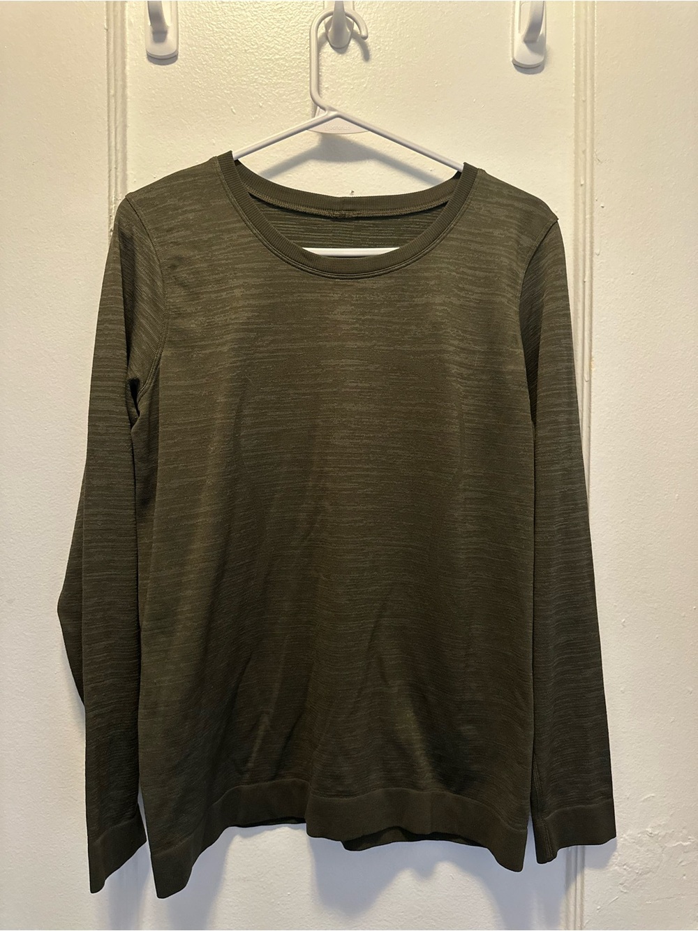 Lululemon Swift Olive Green Lightweight Long Sleeve Crewneck Top